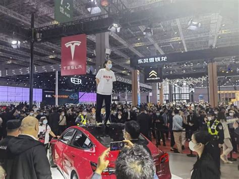 car show model scandal|Woman detained for protesting Tesla at Shanghai auto show.